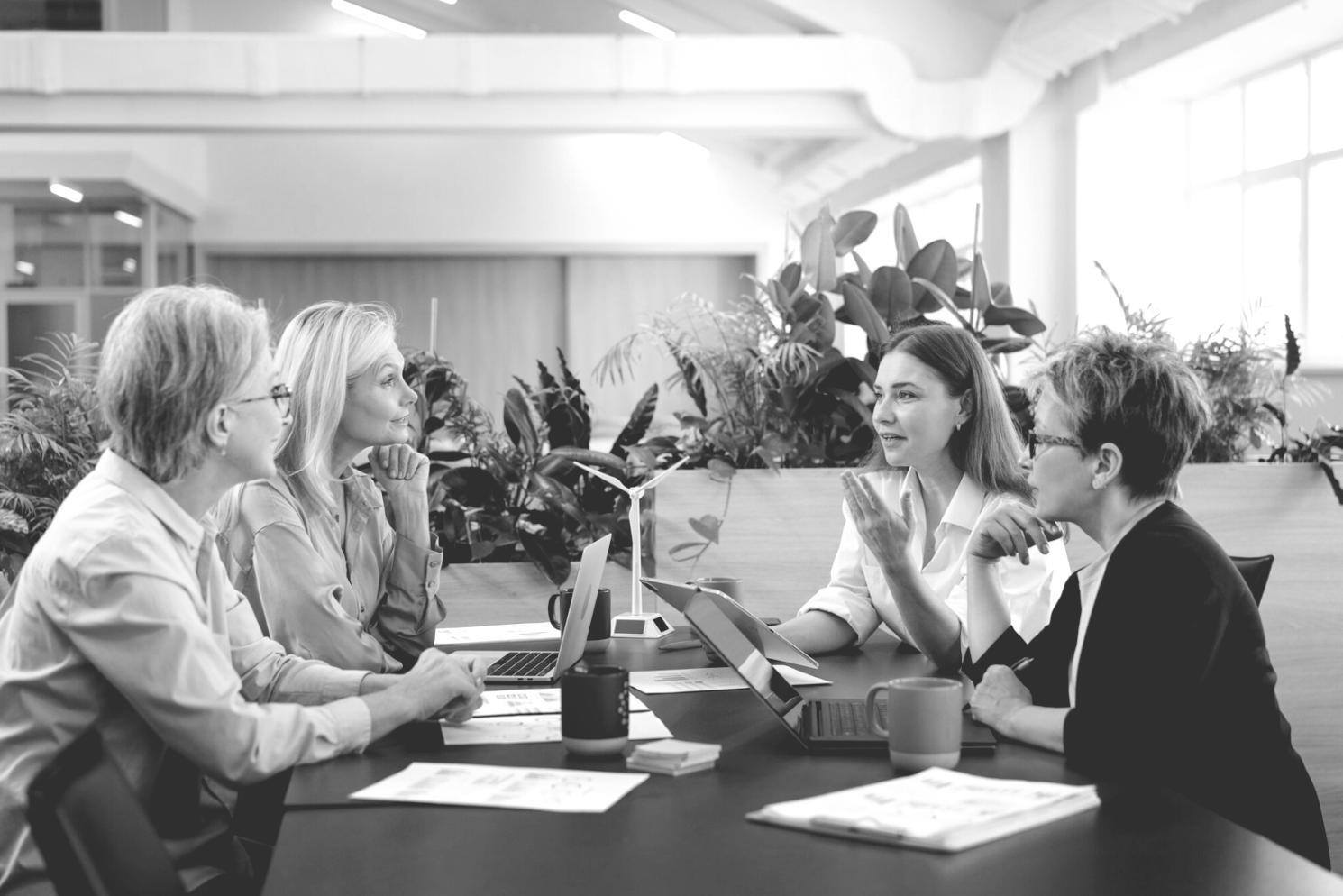 Studierende bei der Analyse von Wirtschaftsdaten am Bildschirm