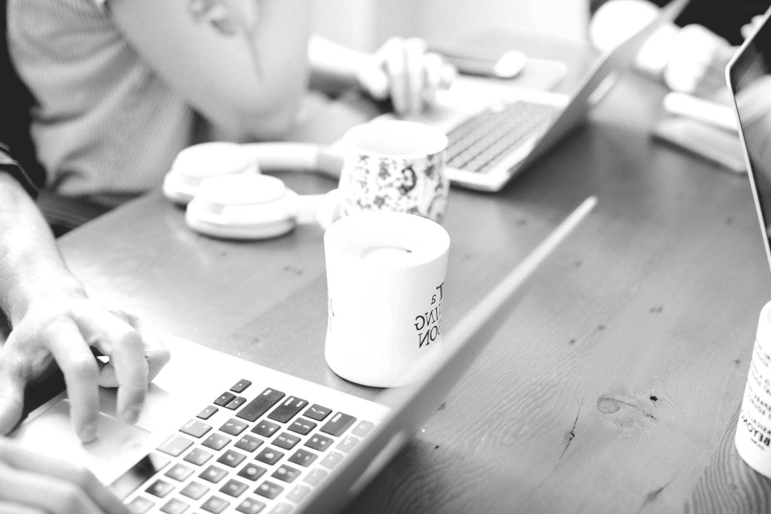 Internationale Studierende diskutieren Wirtschaftsthemen in der Bibliothek